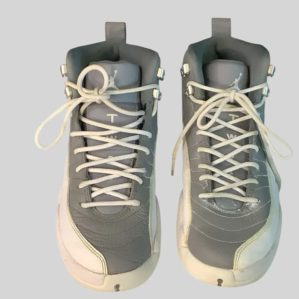 RETRO AIR JORDAN’S GRAY AND WHITE